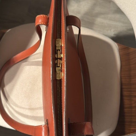 ON SALE‼️‼️‼️. Louis Vuitton Brown Epi Shoulder Bag🔥 Great big size. - Picture 10 of 11